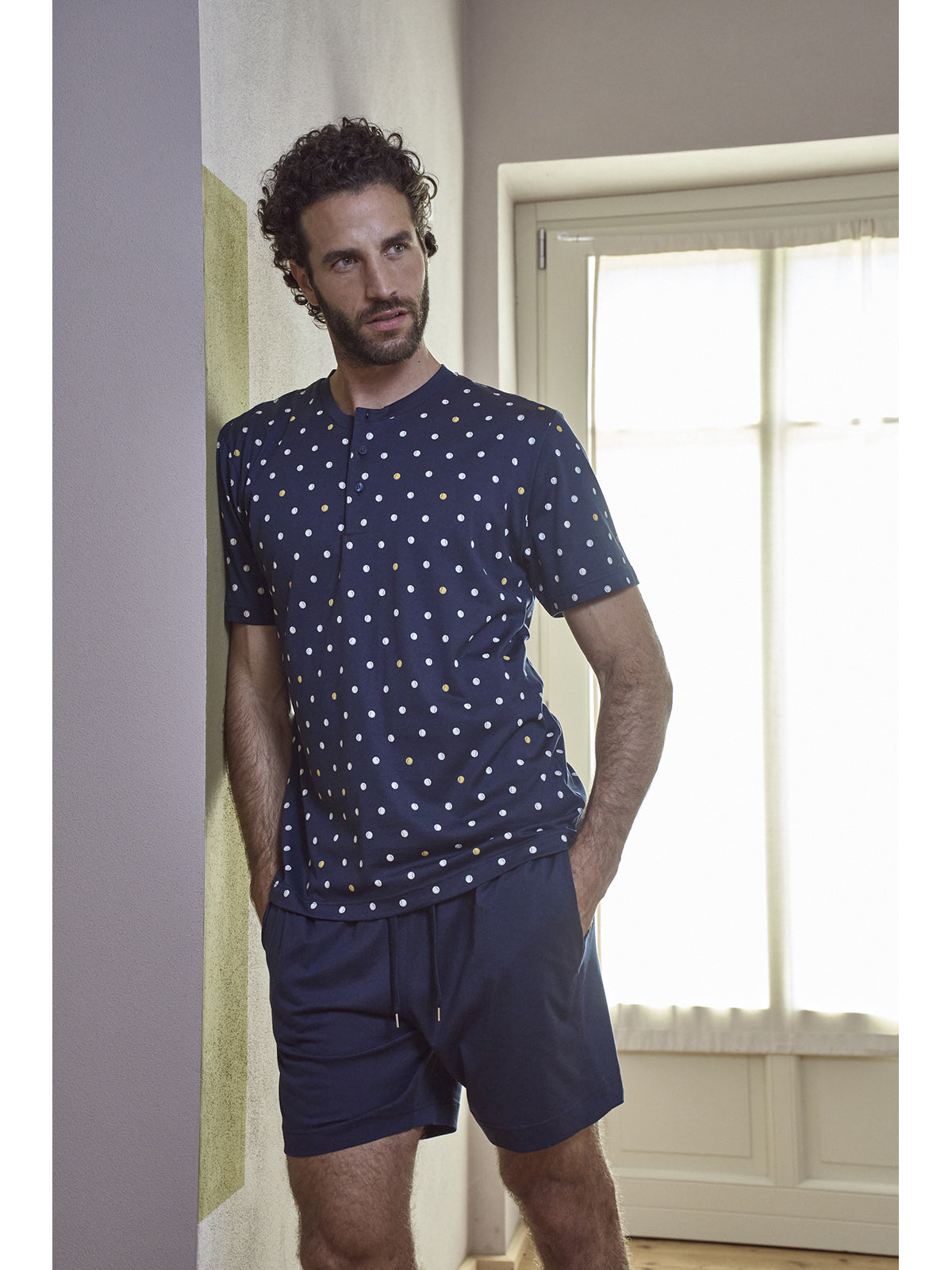 Pigiama corto in leggerissimo jersey 100% cotone, fantasia "tennis"