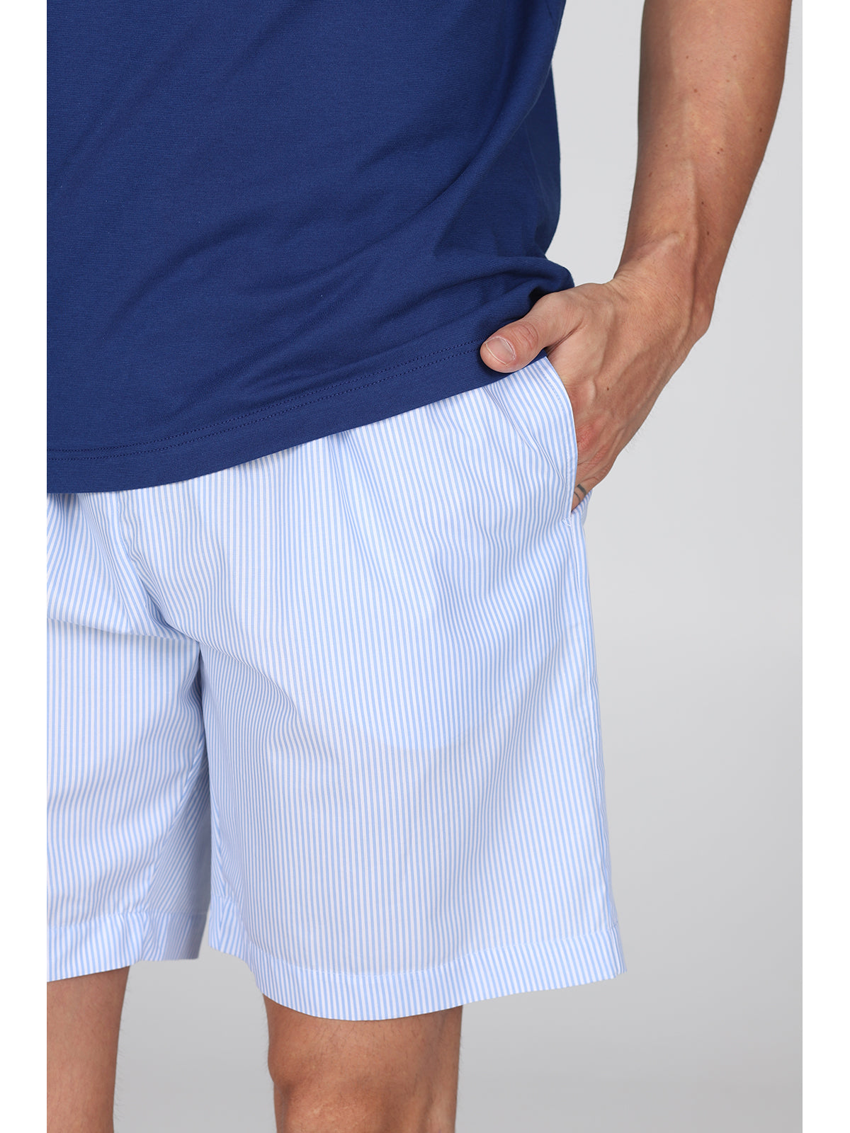 Pigiama corto serafino in popeline e jersey bluette, per un comfort contemporaneo