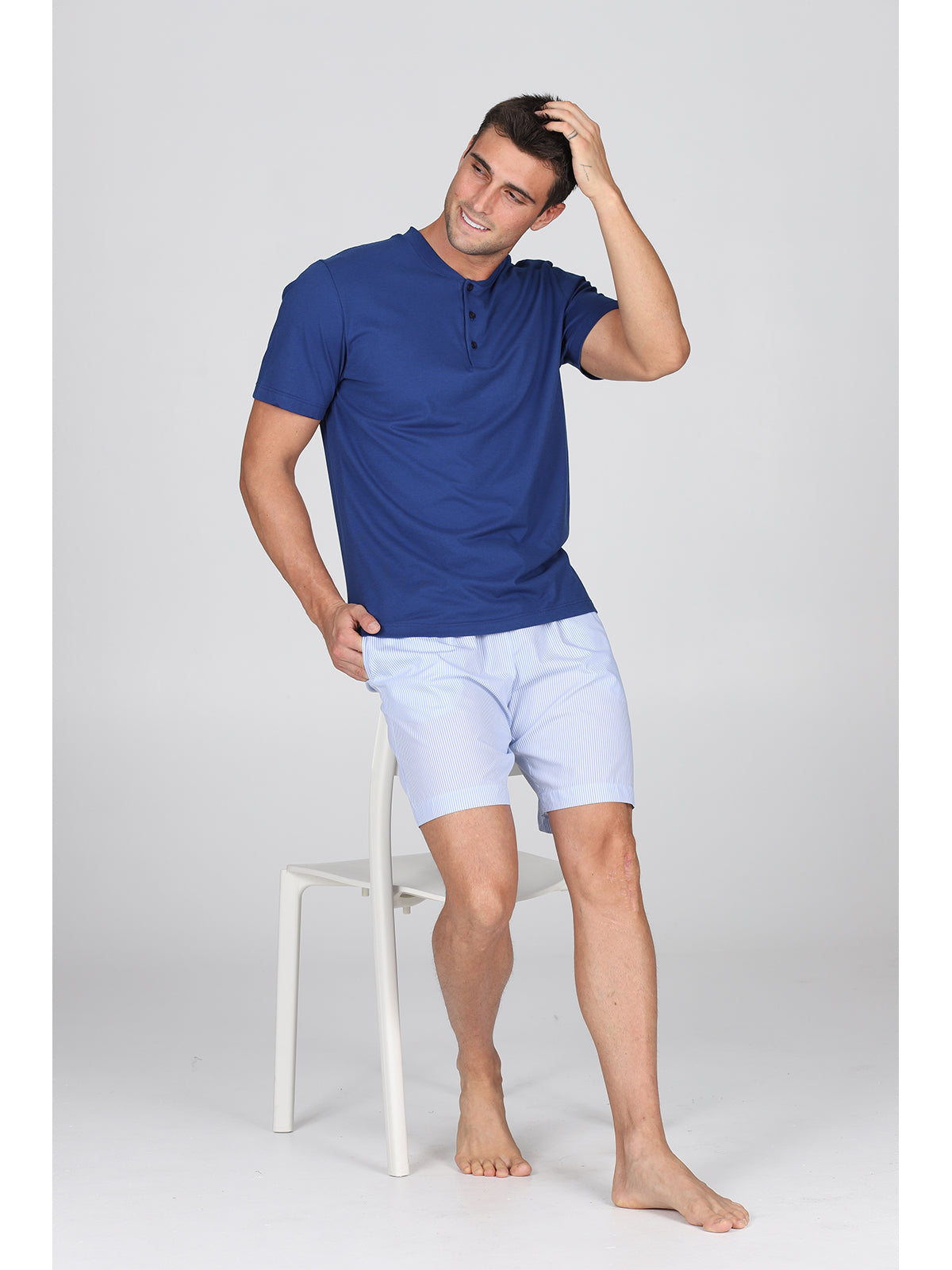 Pigiama corto serafino in popeline e jersey bluette, per un comfort contemporaneo