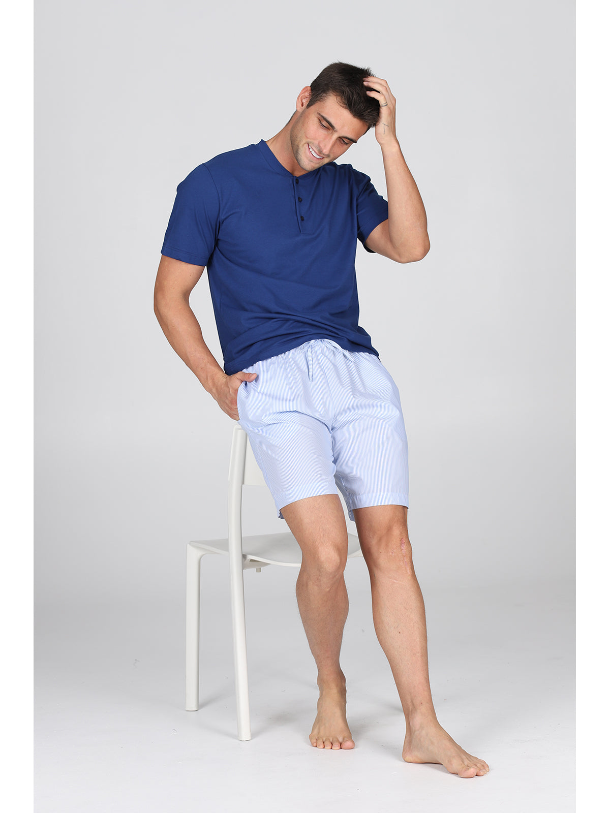 Pigiama corto serafino in popeline e jersey bluette, per un comfort contemporaneo