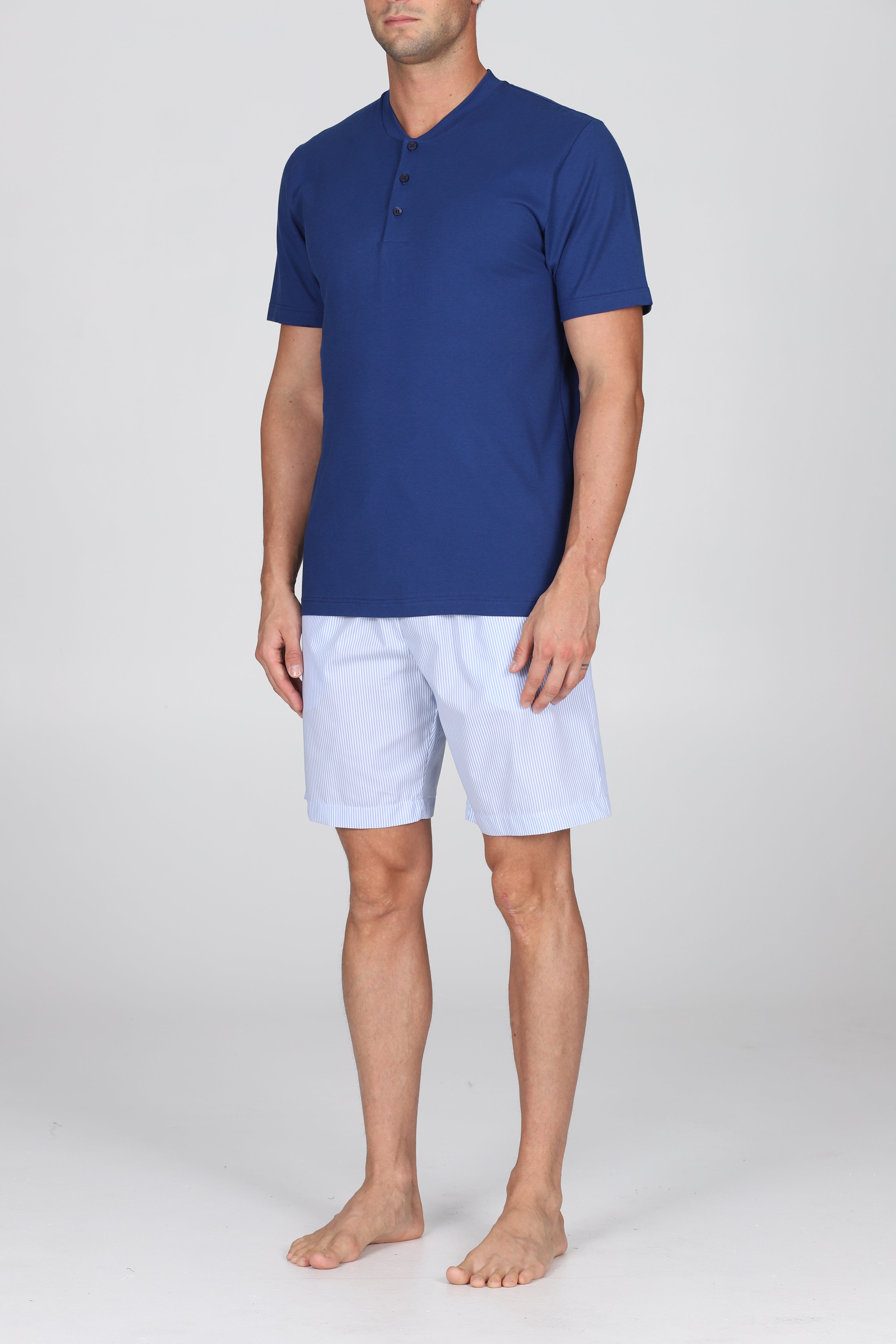 Pigiama corto serafino in popeline e jersey bluette, per un comfort contemporaneo