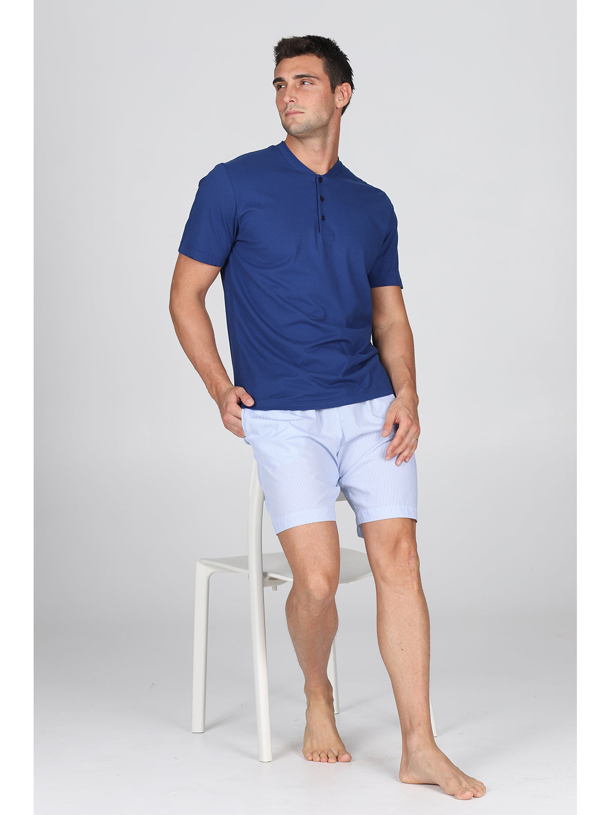 Pigiama corto serafino in popeline e jersey bluette, per un comfort contemporaneo
