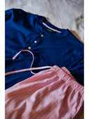 Pigiama corto in pregiato popeline gessato rosa e jersey bluette