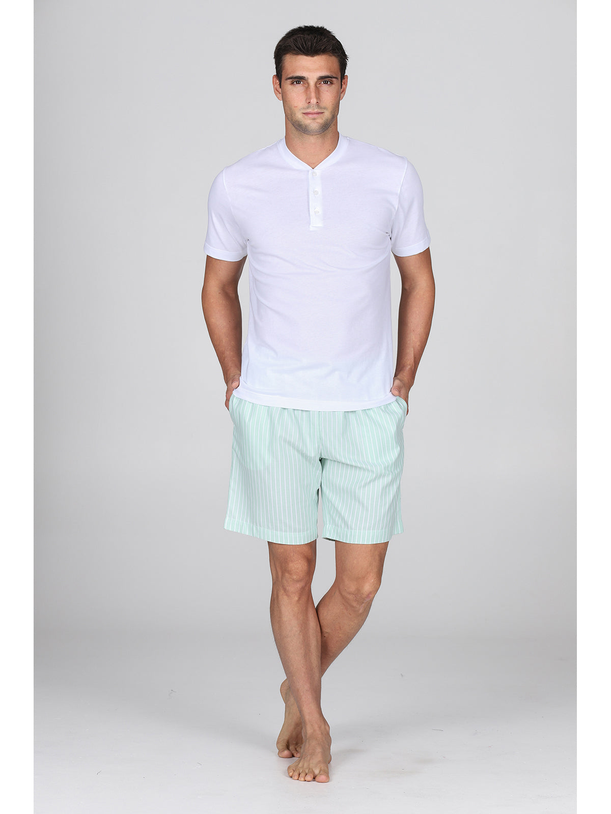 Pigiama corto in popeline gessato bianco e jersey verde, colore e comfort per la tua estate