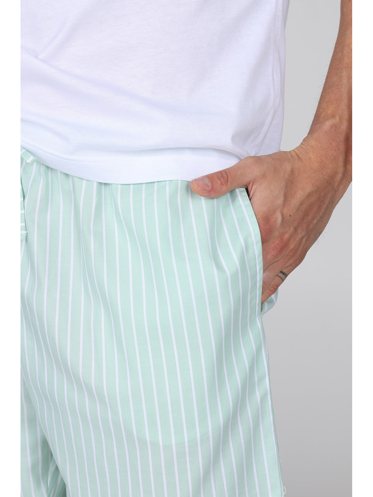Pigiama corto in popeline gessato bianco e jersey verde, colore e comfort per la tua estate