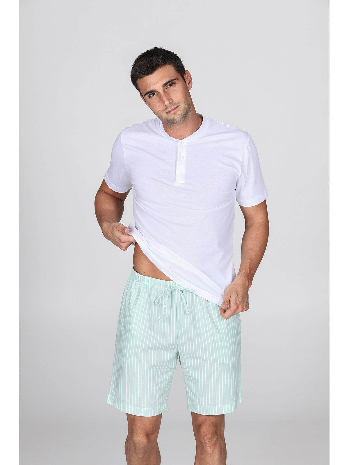 Pigiama corto in popeline gessato bianco e jersey verde, colore e comfort per la tua estate