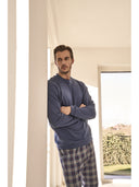 Pigiama girocollo in calda flanella scozzese, con sacchetto porta pigiama