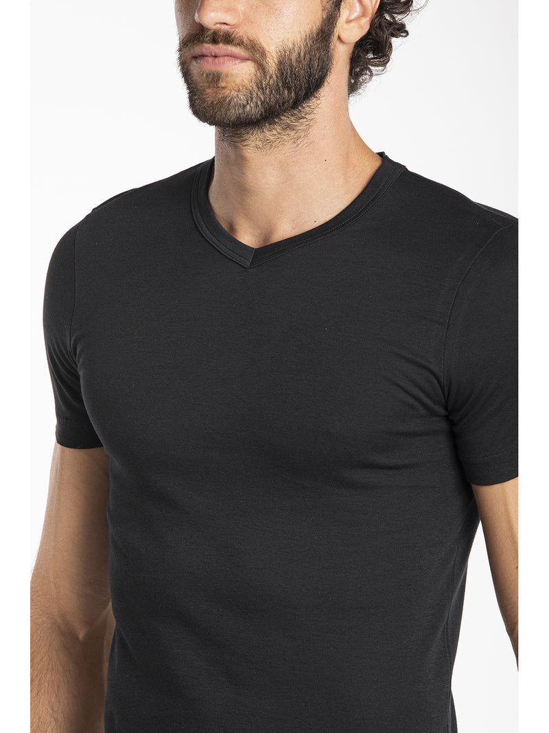Maglietta girocollo in jersey  di cotone elasticizzato taglio moderno e confortevole